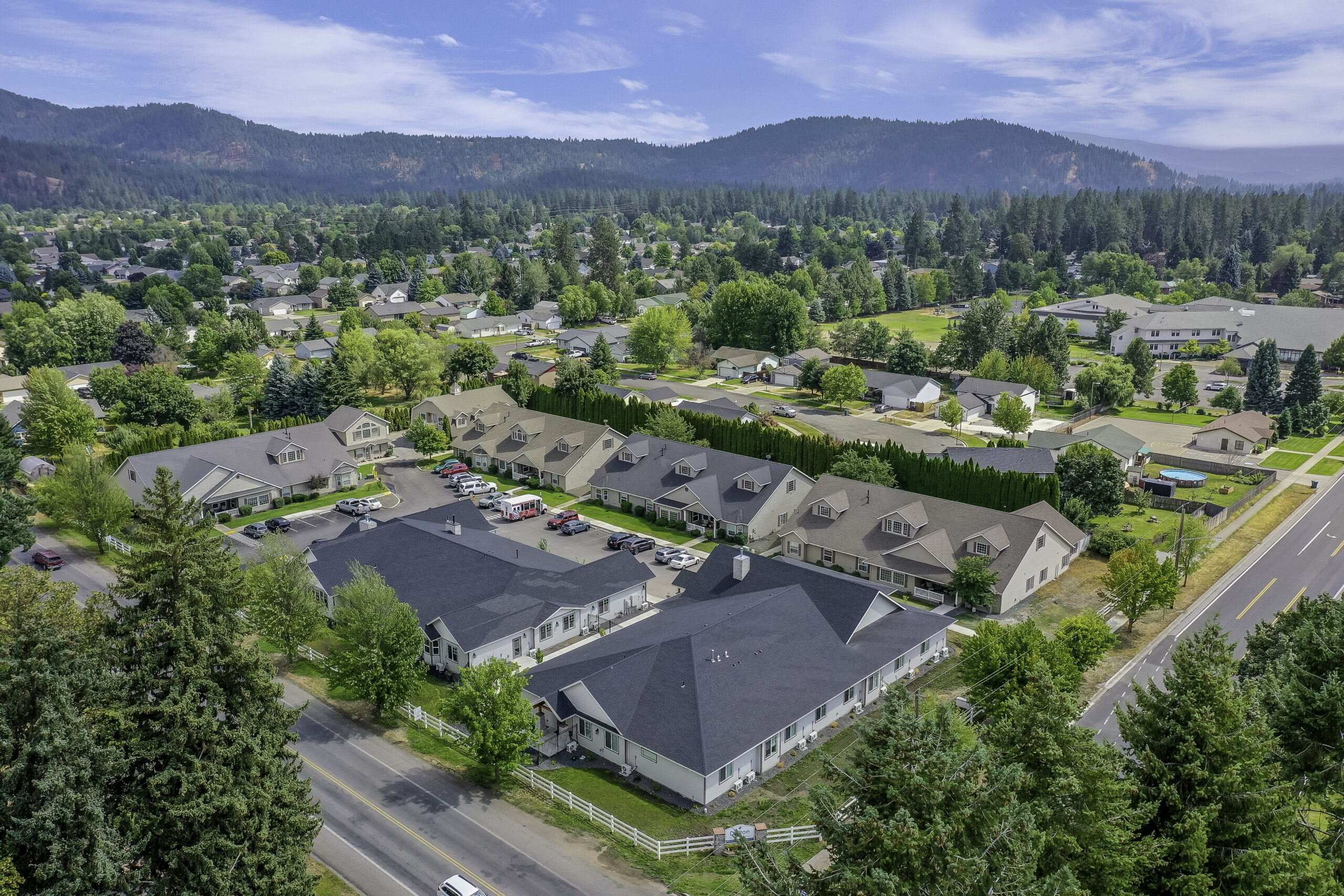 aerial view of community and surrounding neighborhood