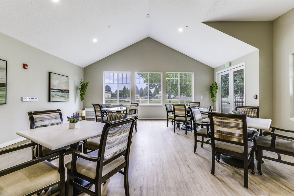 dining room with lots of tables and chairs